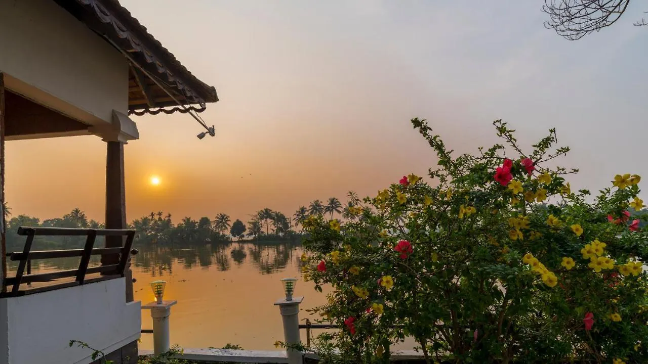 Warmth Lake Haven Alappuzha 4*,